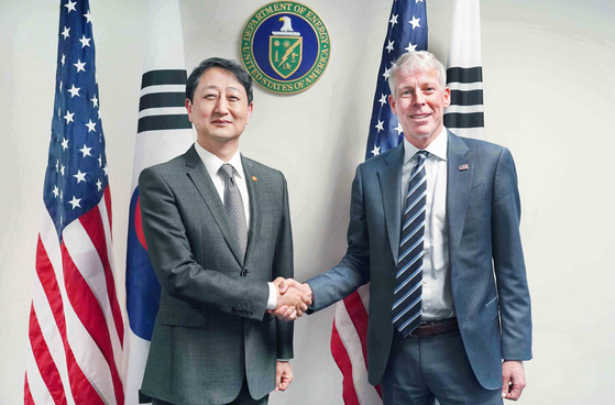Korean Industry Minister Ahn Duk-geun, left, poses for a photo with U.S. Secretary of Energy Chris Wright during their meeting in Washington on March 20. Ahn and Wright agreed to cooperate to "swiftly" resolve the issue of Seoul being designated a "sensitive" country by the U.S. Department of Energy, according to the Ministry of Trade, Industry and Energy. [MINISTRY OF TRADE, INDUSTRY AND ENERGY]