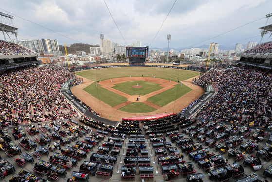 Fans watch a preseason game between the Kia Tigers and Samsung Lions at Gwangju Kia Champions Field in Gwangju on March 16.  [YONHAP]