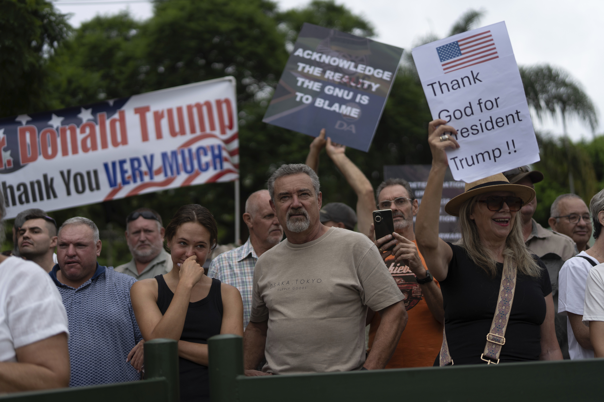 White South Africans demonstrate in support of U.S. President Donald Trump in front of the U.S. embassy in Pretoria, South Africa, on Feb. 15. [AP/YONHAP]