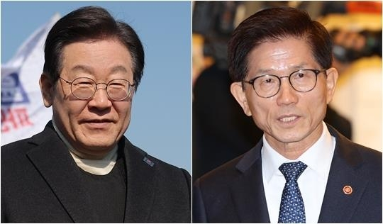Lee Jae-myung, left, chairman of the Democratic Party, and Labor Minister Kim Moon-soo. [YONHAP] 