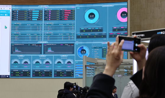 A demonstration of illegal short selling takes place at the Korea Exchange in Yeouido, western Seoul, on March 19. [YONHAP]