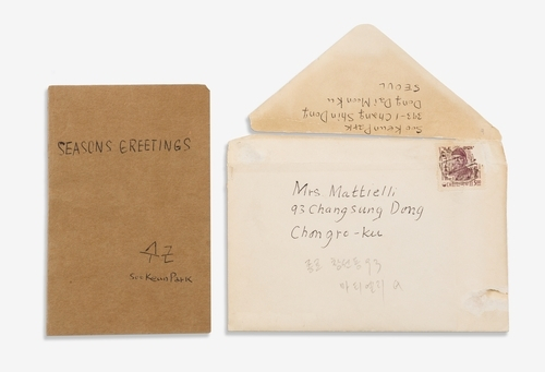 Three pieces of memorabilia by the late artist Park Soo-keun (1914-1965) — a season’s greeting card, an envelope and a leaflet on one of Park’s solo exhibitions — were donated to the Park Soo Keun Museum in Yanggu County, Gangwon, on March 20. [OVERSEAS KOREAN CULTURAL HERITAGE FOUNDATION]