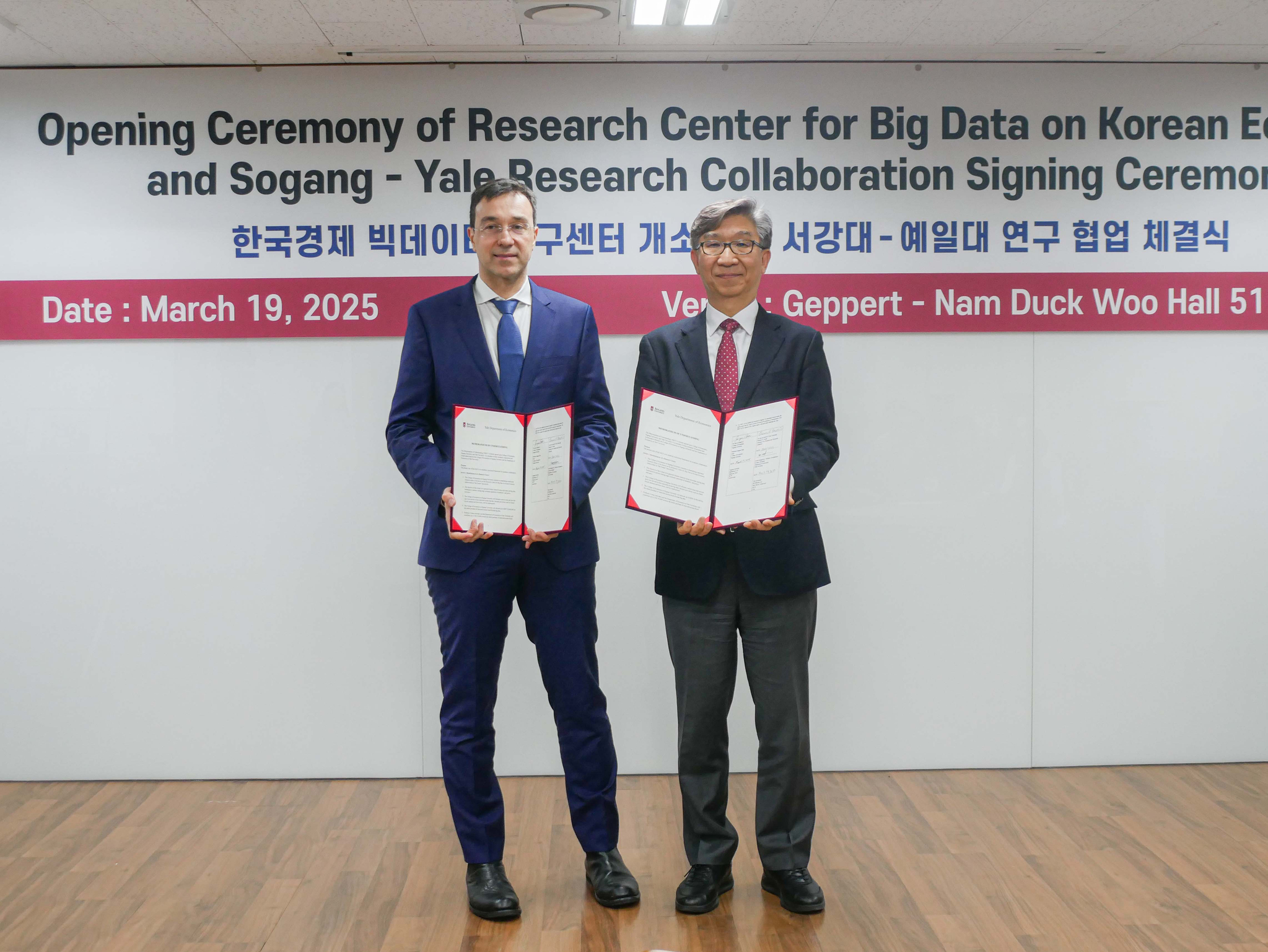 Yale University economics professor Costas Arkolakis, left, and Park Jung-su, head of Sogang University's Research Center for Big Data on Korean Economy, pose for a photo after signing a partnership agreement to collaborate on research on March 19. [SOGANG UNIVERSITY]