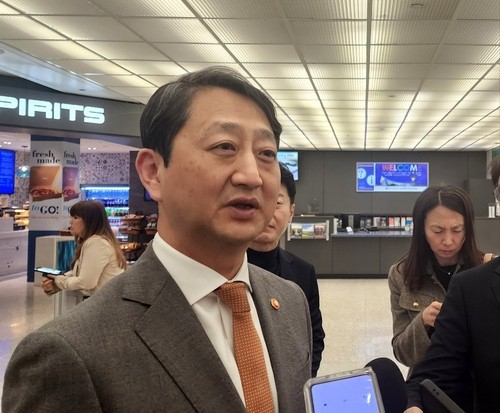 Industry Minister Ahn Duk-geun speaks to the press upon arrival at Dulles International Airport near Washington on March 20. [YONHAP]
