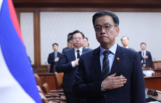 Acting President Choi Sang-mok pledges his allegiance to the Korean flag before a Cabinet meeting at the government complex in Jongno District, central Seoul, on Dec. 31. [JOINT PRESS CORPS]