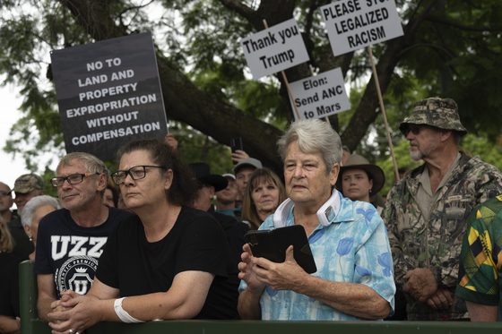 White South Africans demonstrate in support of U.S. President Donald Trump in front of the U.S. embassy in Pretoria, South Africa, on Feb. 15. [AP/YONHAP]