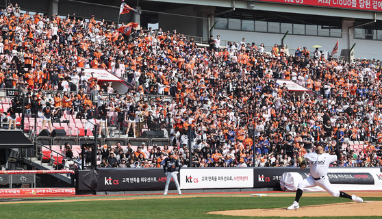 Fans watch a KBO game between the Hanwha Eagles and KT Wiz at Suwon KT Wiz Park in Suwon, Gyeonggi, on March 22. [YONHAP] 