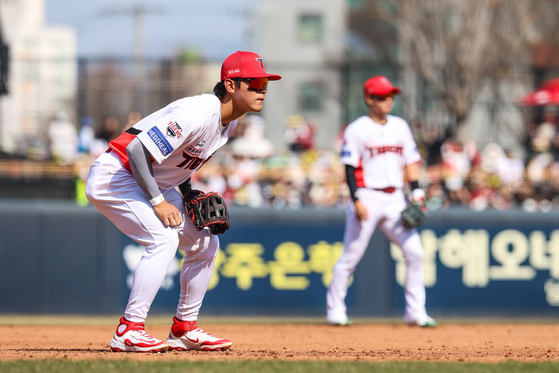The Kia Tigers' Kim Do-yeong in action during a KBO game against the NC Dinos at Gwangju-Kia Champions Field in Gwangju on March 22. [YONHAP] 