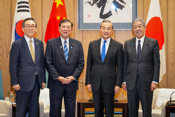 From left, South Korean Foreign Minister Cho Tae-yul poses with Japanese Prime Minister Shigeru Ishiba, Chinese Foreign Minister Wang Yi and Japanese Foreign Minister Takeshi Iwaya, during a courtesy call also joined by Wang in Tokyo on March 21. [YONHAP]