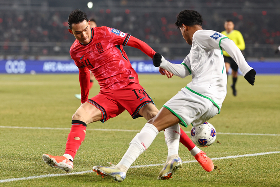 Korea's Cho Yu-min, left, vies for the ball during a 2026 World Cup qualifer against Oman at Goyang Stadium in Goyang, Gyeonggi on March 20. [YONHAP] 
