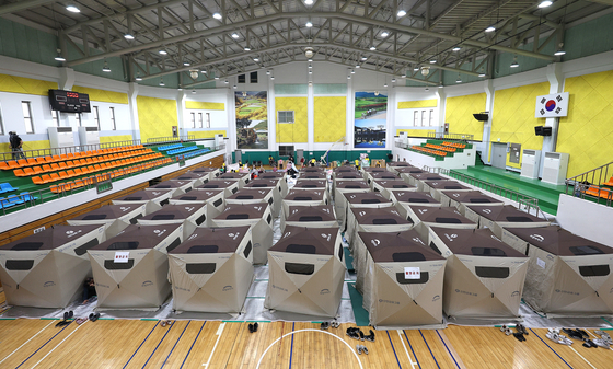 Tents are installed inside a public gymnasium in Uiseong County for displaced residents, who evacuated from wildfire in the County in North Gyeongsang, on March 23. [YONHAP] 