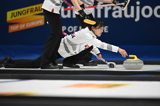 Gim Eun-ji releases the stone during the semifinal between Korea and Canada at the World Women's Curling Championship in Uijeongbu, Gyeonggi, on March 22. [AFP/YONHAP] 