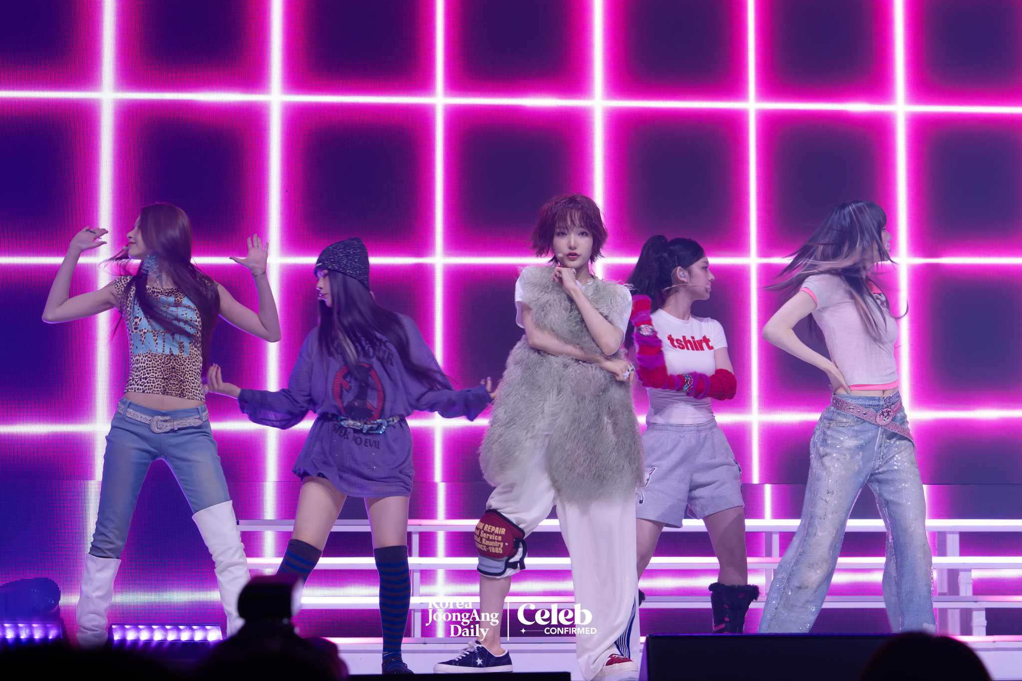 Girl group KiiiKiii performs B-side track “BTG” during a showcase held on March 24 at the Blue Square in central Seoul. [DANIELA GONZALEZ PEREZ]