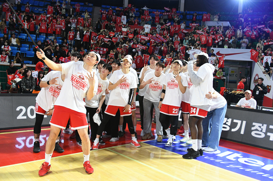 The Seoul SK Knights celebrate after securing the regular season KBL title at Jamsil Students' Gymnasium in southern Seoul on March 21.  [NEWS1]