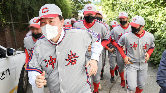 Yoon Suk Yeol visited Choongam High School in Seoul and ran uphill with the school’s baseball team in September 2021 while campaigning for the People Power Party’s presidential nomination. [YONHAP]