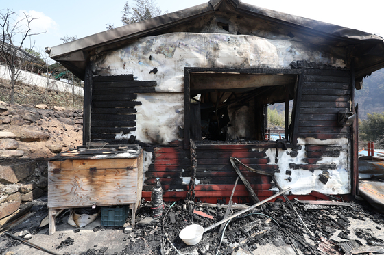A house in Sicheon-myeon in Sancheong County, South Gyeongsang, stands gutted by a wildfire that blazed for a third day on March 24. [YONHAP]