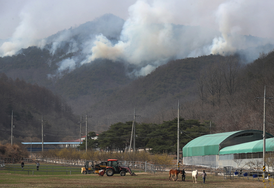 Smoke is seen rising from mountains in Uiseong County, North Gyeongsang on Monday as wildfire continues to burn in the area.  [NEWS1]