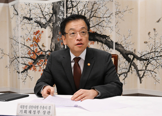 Acting President Choi Sang-mok speaks during a meeting with economy-related ministers at the government complex in Seoul on March 24. [YONHAP]