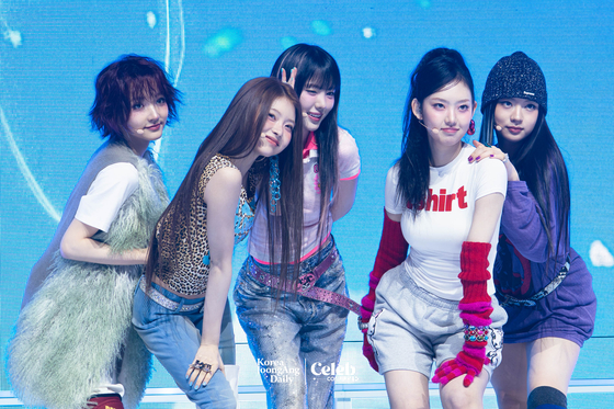 Girl group KiiiKiii performs lead track “I Do Me” during a showcase held on March 24 at the Blue Square in central Seoul. [DANIELA GONZALEZ PEREZ]