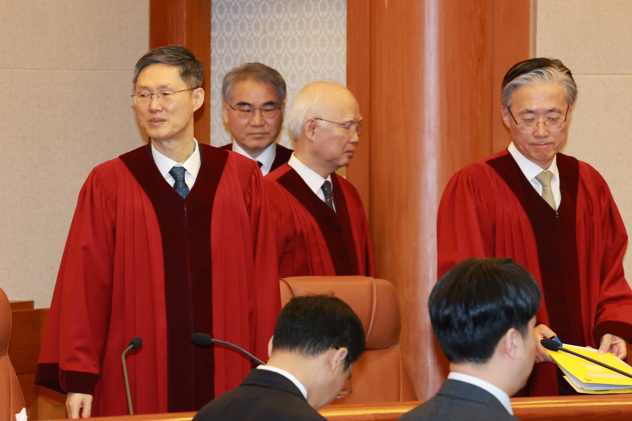 From left: Justices Moon Hyung-bae, Cho Han-chang, Cheong Hyung-sik and Kim Hyung-du enter the main chamber of the Constitutional Court in Jongno District, central Seoul on March 24. [JOINT PRESS CORPS]