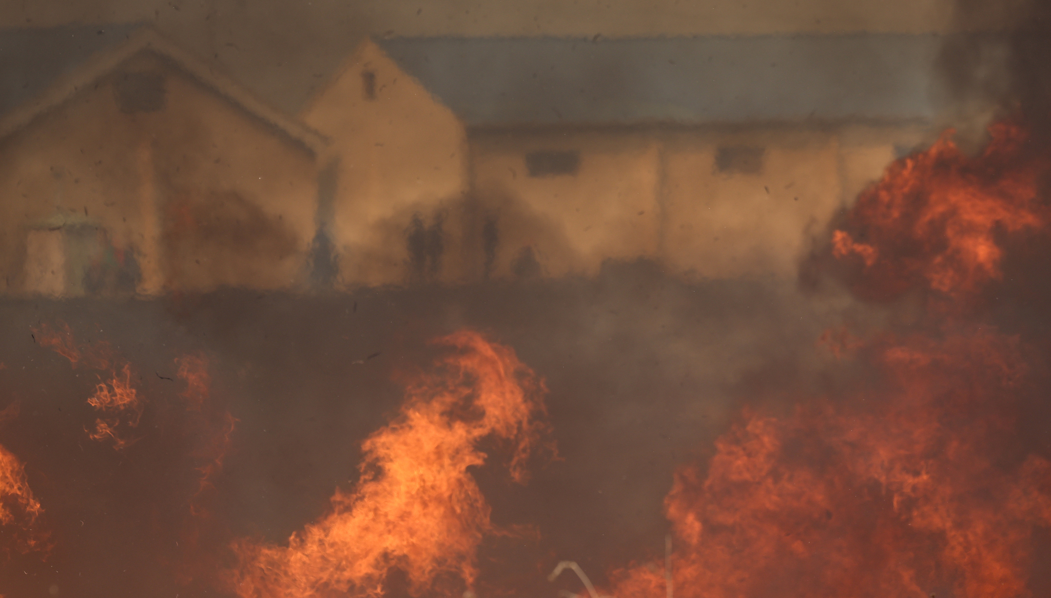 A wildfire spreads in the southeastern county of Uiseong on March, 24. [YONHAP] 