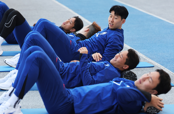 Son Heung-min, top, trains with his Korea teammates at Mir Stadium in Yongin, Gyeonggi on March 22 ahead of a game against Jordan on March 25.  [YONHAP]