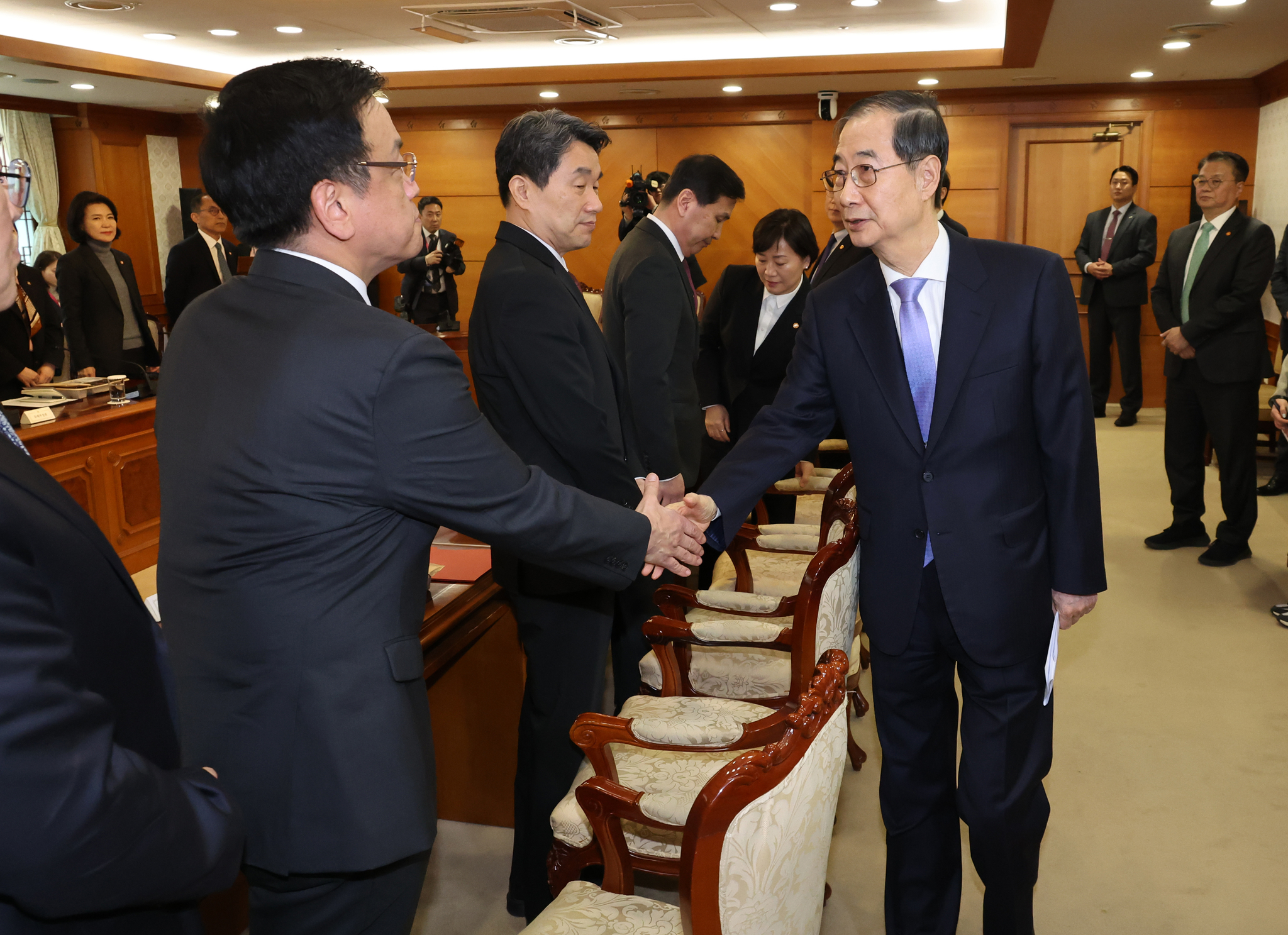 Acting President and Prime Minister Han Duck-soo, right, shakes hands with Finance Minister Choi Sang-mok at a Cabinet meeting held at the government complex in Jongno District, central Seoul, on March 24. [YONHAP]