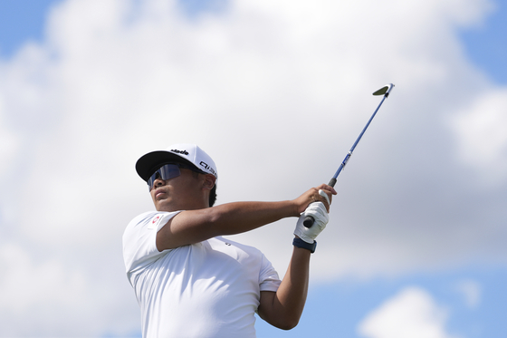 Ryo Hisatsune watches his tee shot on the 17th hole during the first round of the Cognizant Classic on Feb. 27 in Palm Beach Gardens, Florida. [AP/YONHAP]