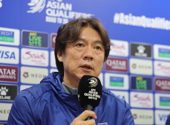 Korea head coach Hong Myung-bo speaks during a press conference ahead of a World Cup qualifying match against Jordan at Suwon World Cup Stadium in Suwon, Gyeonggi, on March 24. [YONHAP] 