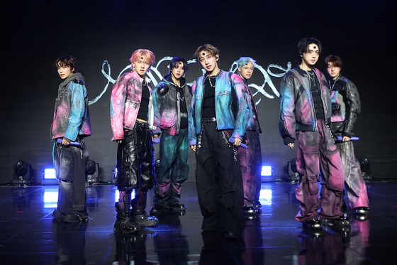 Members of boy band Newbeat perform the band's song ″Flip the Coin″ during the band's debut showcase held on March 24 at the Ilchi Art Hall in southern Seoul. [YONHAP]