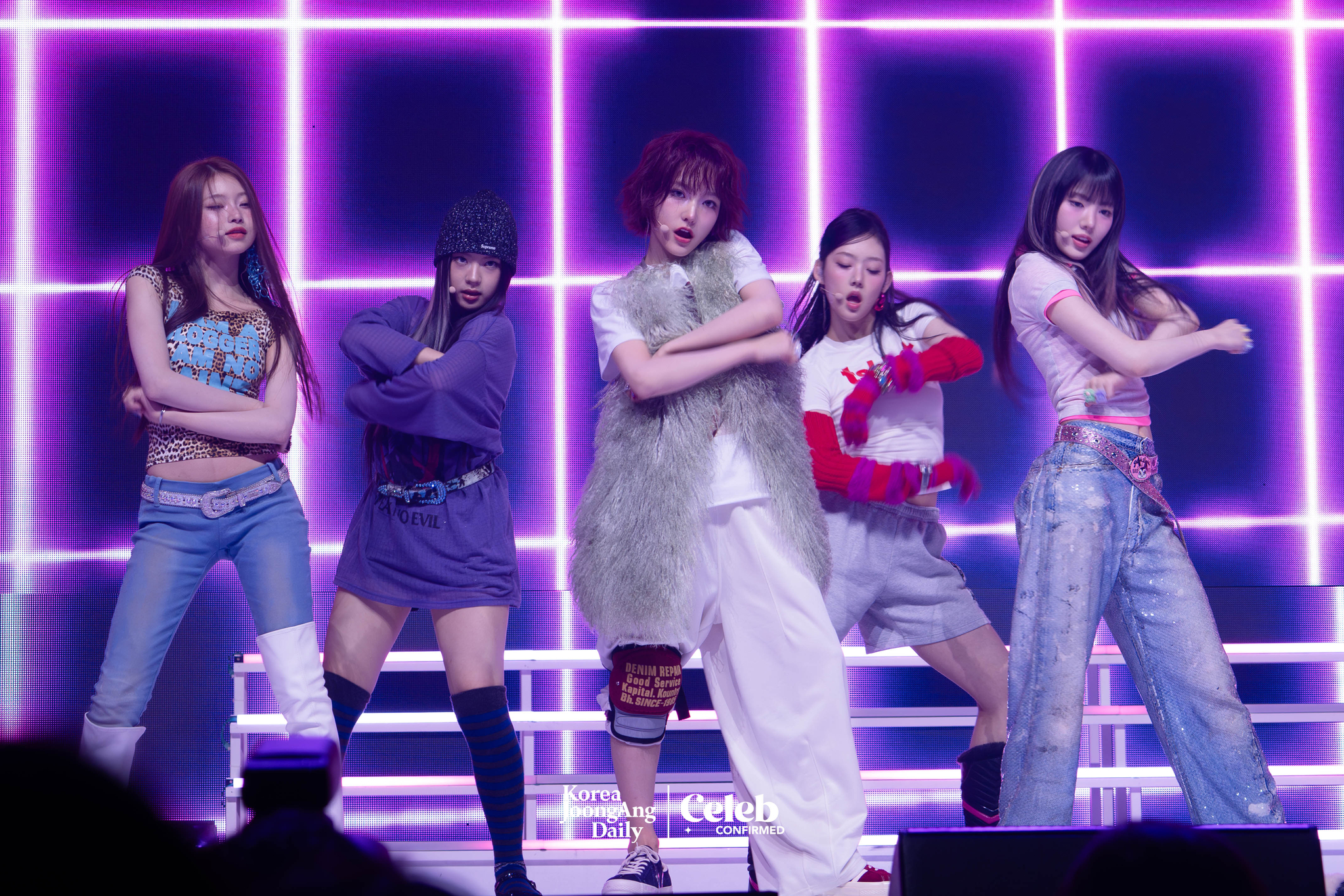 Girl group KiiiKiii performs B-side track “BTG” during a showcase held on March 24 at the Blue Square in central Seoul. [DANIELA GONZALEZ PEREZ]