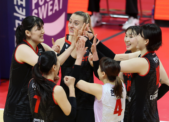 The Gwangju Pepper Savings Bank AI Peppers celebrate during a V League game against the Heungkuk Life Insurance Pink Spiders at Pepper Stadium in Gwangju on Jan. 16. [YONHAP] 
