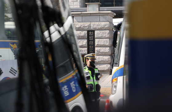 Police buses form walls in front of the Constitutional Court in Jongno District, central Seoul, on Sunday. [YONHAP]