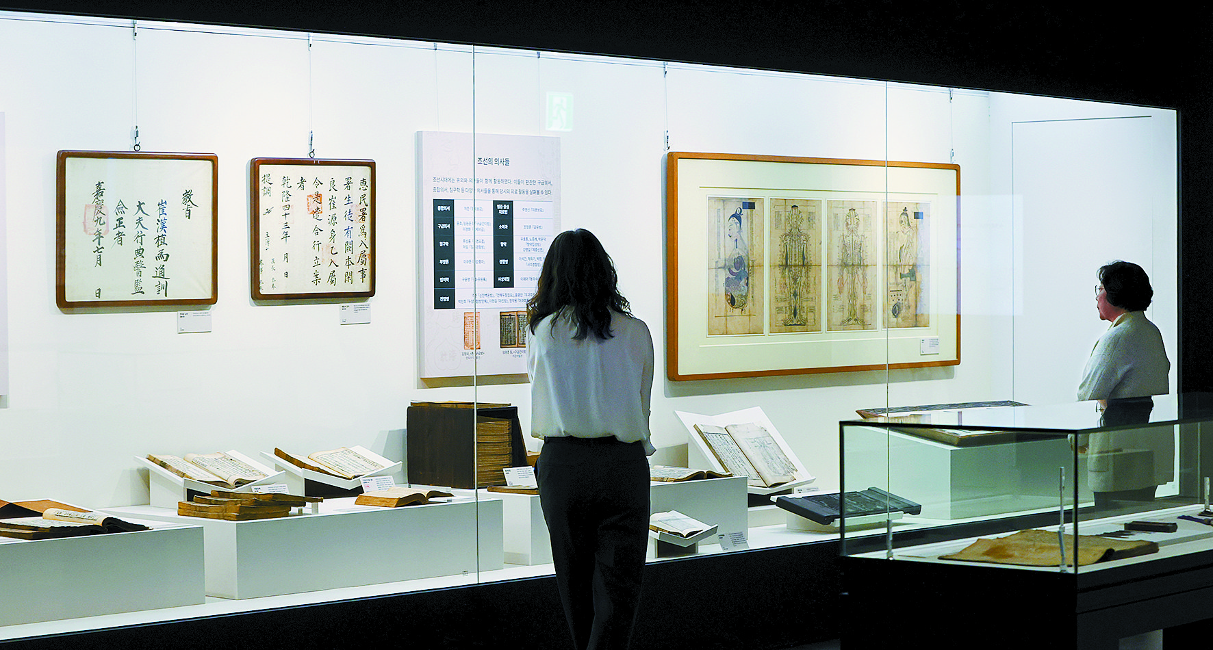 Visitors observe artifacts at a special exhibition, ″The Physicians of Joseon, Practice Benevolence,” on March 21 at the Heo Jun Museum in Gangseo District, western Seoul.