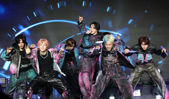 Members of boy band Newbeat perform the band's song ″Flip the Coin″ during the band's debut showcase held on March 24 at the Ilchi Art Hall in southern Seoul. [NEWS1]