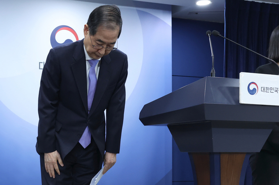Acting President Han Duck-soo bows after addressing the public at the Seoul government complex on March 24 after the impeachment motion against him had been dismissed earlier that day. [JOINT PRESS CORPS]