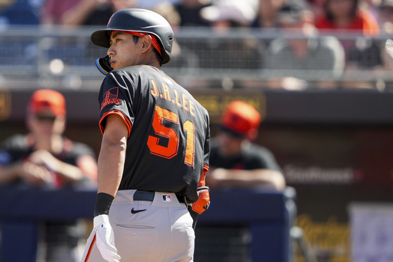 San Francisco Giants' Lee Jung-hoo looks back after being called out on strikes against the Seattle Mariners during the third inning of a spring training baseball game on Feb. 27 in Peoria, Arizona. [AP/YONHAP] 