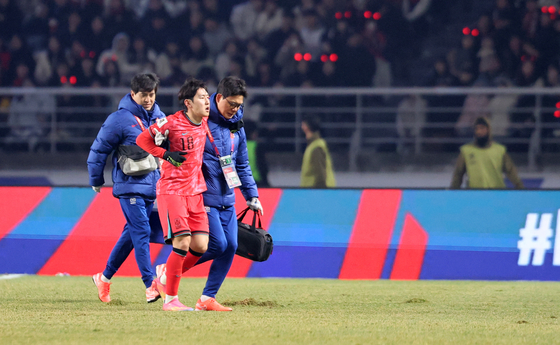 Korea's Lee Kang-in leaves the pitch after sustaining an injury during a 2026 World Cup qualifer against Oman at Goyang Stadium in Goyang, Gyeonggi on March 20. [NEWS1] 