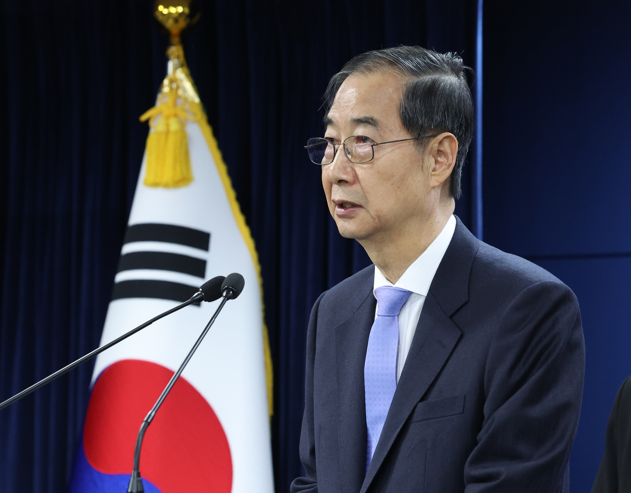 Acting President and Prime Minister Han Duck-soo delivers his first public address after his reinstatement at the government complex in Jongno District, central Seoul, on March 24. [JOINT PRESS CORPS] 