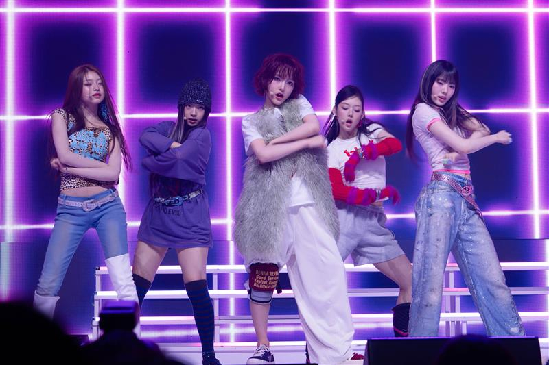 Members of newly-debuted girl group KiiiKiii perform the group's song ″BTG″ during a showcase held on March 24 at the Bluesquare Mastercard Hall music venue in central Seoul. [DANIELA GONZALEZ PEREZ]