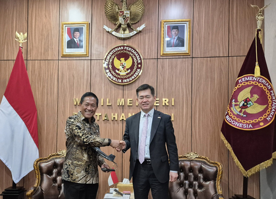 Defense Acquisition Program Administration (DAPA) Minister Seok Jong-gun, right, poses for a photo with Donny Ermawan Taufanto, Indonesia's vice defense minister, during a meeting in Jakarta on March 21.  [DAPA]
