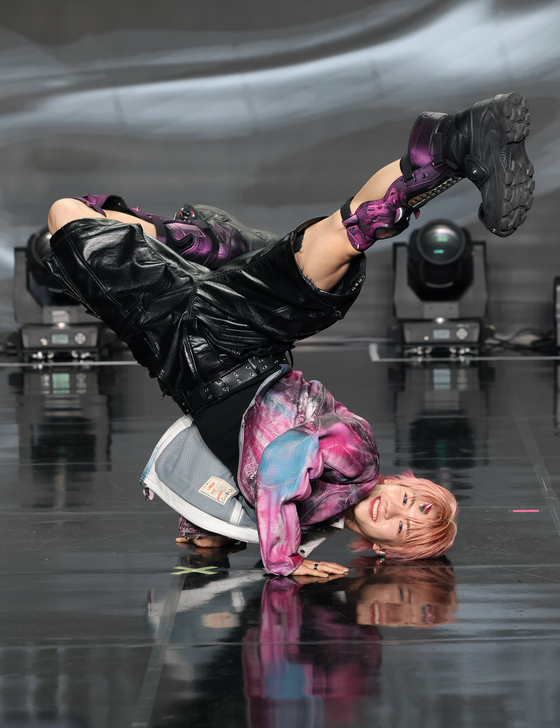 Member Hong Min-sung of boy band Newbeat pulls off b-boy moves during the band's debut showcase held on March 24 at the Ilchi Art Hall in southern Seoul. [NEWS1]