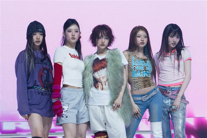 Members of newly-debuted girl group KiiiKiii pose for photos during a showcase held on March 24 at the Bluesquare Mastercard Hall music venue in central Seoul. [DANIELA GONZALEZ PEREZ]