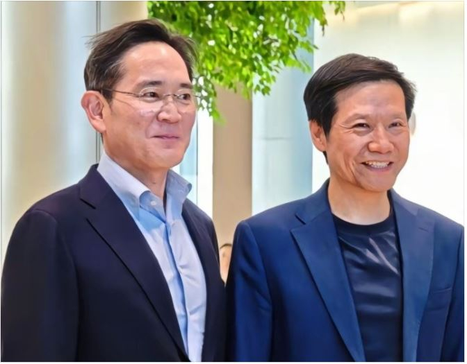 Lee Jae-yong, executive chairman of Samsung Electronics, left, and Lei Jun, chairman of Xiaomi, at Xiaomi's electric vehicle plant on March 22 [SCREEN CAPTURE] 