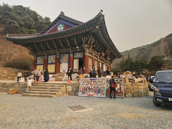 Officials from the Korea Heritage Service transfer important relics stored inside Gounsa, a Buddhist temple in Uiseong County in North Gyeongsang, on Monday as a wildfire rapidly spreads to nearby areas. The temple completely burned down on Tuesday afternoon. [YONHAP] 