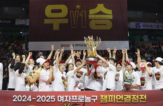 Busan BNK Sum celebrate winning the WKBL Championship at Sajik Gymnasium in Busan on March 20. [NEWS1] 