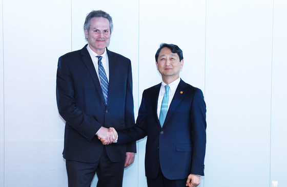 Korea’s Minister of Trade, Industry and Energy Ahn Duk-geun and Alaska Gov. Mike Dunleavy pose for a photo in The Plaza Seoul hotel in central Seoul on March 25, following a meeting to discuss strengthening energy cooperation between Korea and the United States, which included Korea’s possible involvement in Alaska’s natural gas project. [INDUSTRY MINISTRY]