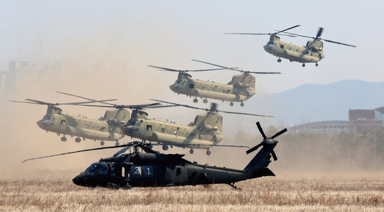 UH-60 Black Hawk helicopters land in formation in combined drills with U.S. troops at a training range in Incheon on March 19. [YONHAP] 