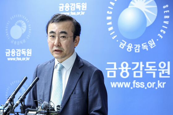 Financial Supervisory Service First Senior Deputy Gov. Lee Se-hoon speaks during a press briefing at the regulator’s headquarters in western Seoul on March 25. [NEWS1]