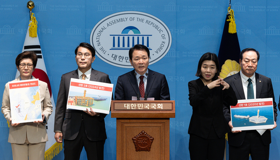 Lawmakers from the defense committee of the conservative People Power Party hold a press conference Tuesday at the National Assembly in western Seoul condemning China’s installation of unauthorized steel structures in the Yellow Sea. [NEWS1]